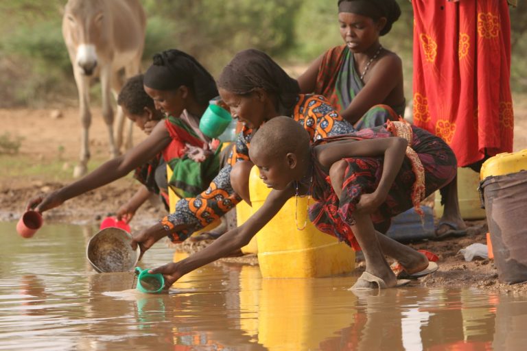 MÁS DE 4 MIL MILLONES DE PERSONAS NO TIENEN ACCESO A AGUA POTABLE.