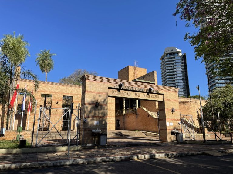 ESTUDIANTES DE LA FACULTAD DE DERECHO DE LA UNA DENUNCIAN A LA DECANA