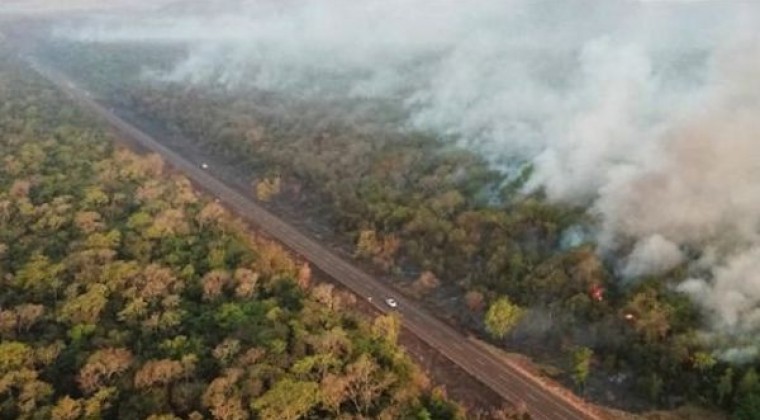 ANTE AVANCE DEL INCENDIO EN EL PARQUE CERRO CORÁ EVACUAN A COMUNIDADES INDÍGENAS