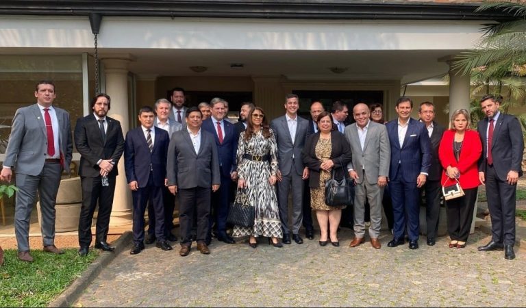 BANCADA DEMOCRÁTICA SE REUNIÓ CON EL PRESIDENTE DE LA REPÚBLICA SANTIAGO PEÑA EN MBURUVICHA RÓGA
