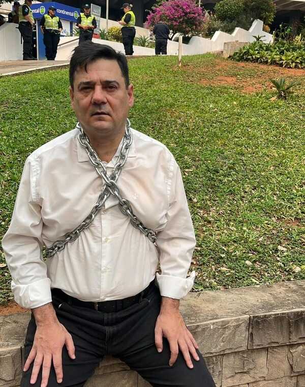 SENADOR SE ENCADENÓ PARA PEDIR LA RENUNCIA DE NENECHO RODRÍGUEZ