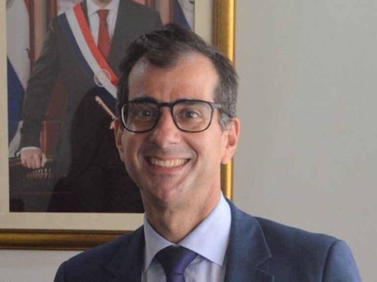 ANTES DE SER SALPICADO POR PASAPORTES FALSOS, RENUNCIÓ EMBAJADOR