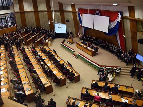 DIPUTADOS TRATAN JUBILACIÓN VIP DE LOS PARLAMENTARIOS Y CONTROL DE LAS ONGs