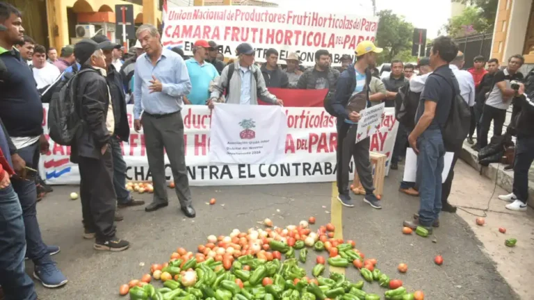 CON MANIFESTACIONES AGRICULTORES EXIGEN EL CESE DEL CONTRABANDO
