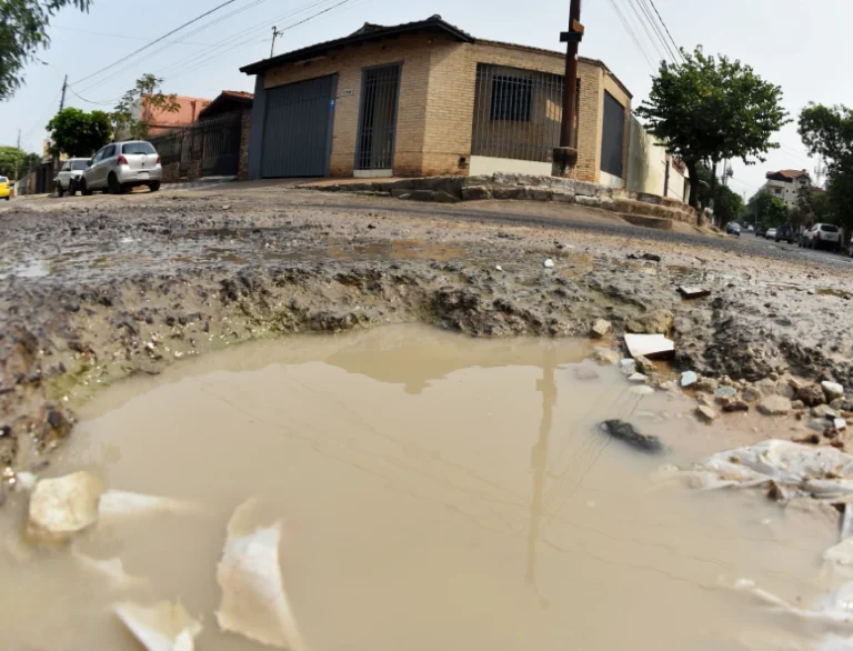BACHES Y CAÑOS ROTOS SON PAISAJES EN EL MICROCENTRO DE ASUNCION